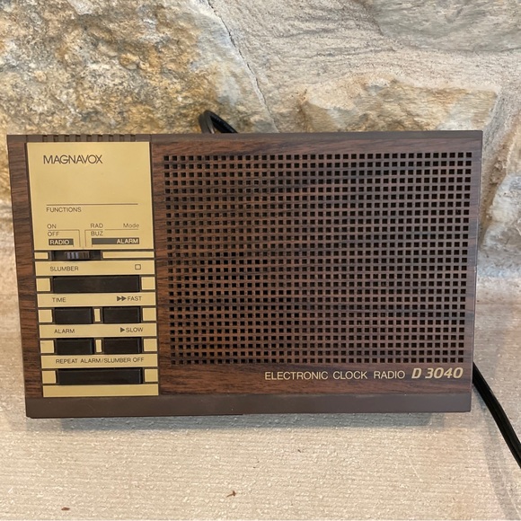 Vintage Magnavox D 3040 Digital AM/FM Radio Alarm Clock Tested & Working! - Picture 3 of 10